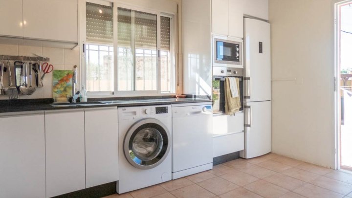 Sehr schöne Landhaus-Villa mit 3 Schlafzimmern, 2 Bädern, Dachterrasse und Privatpool