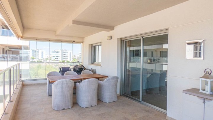 Fantastisches Appartement mit 4 Schlafzimmern, 2 Bädern, großer Terrasse, Meerblick und Gemeinschaftspool