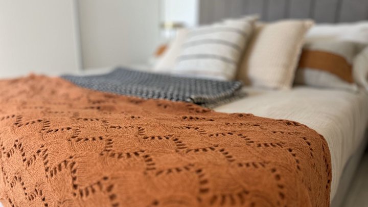 Erdgeschoss-Wohnungen mit 2 Schlafzimmern, 2 Bädern, Kfz-Stellplatz und Gemeinschaftspool