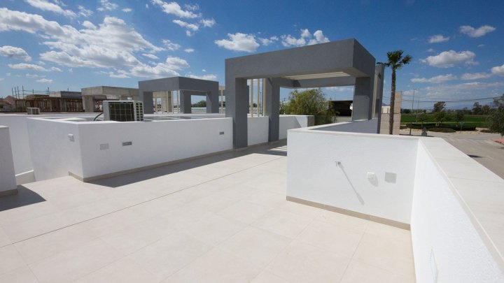 Obergeschoss-Wohnungen mit 3 Schlafzimmern, 2 Bädern, Dachterrasse, Kfz-Stellplatz und Gemeinschaftspool
