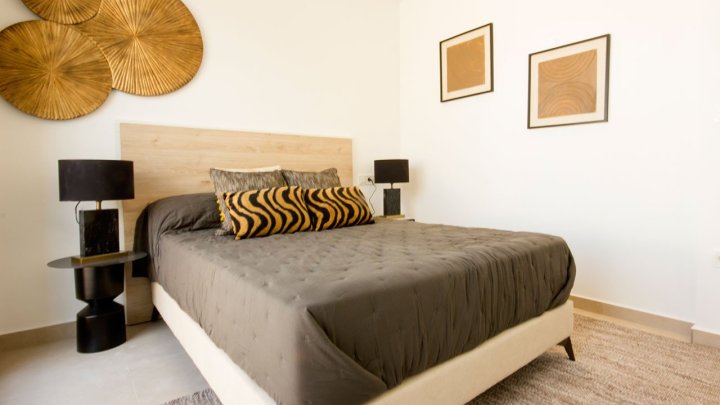 Obergeschoss-Wohnungen mit 3 Schlafzimmern, 2 Bädern, Dachterrasse, Kfz-Stellplatz und Gemeinschaftspool