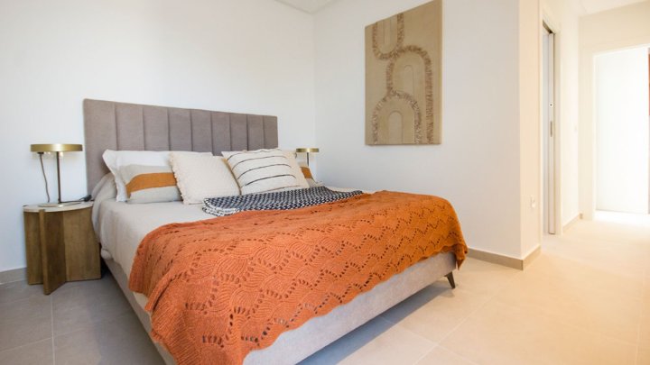 Obergeschoss-Wohnungen mit 3 Schlafzimmern, 2 Bädern, Dachterrasse, Kfz-Stellplatz und Gemeinschaftspool