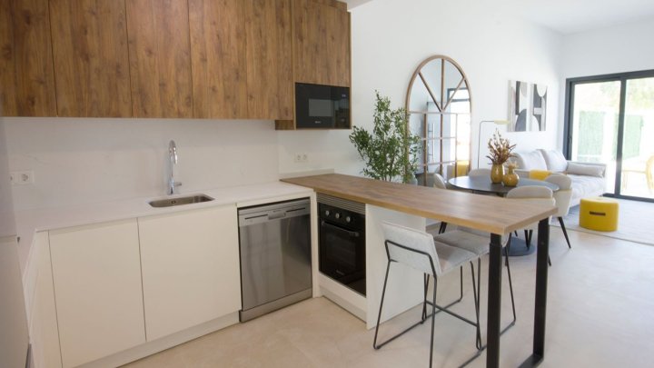 Obergeschoss-Wohnungen mit 3 Schlafzimmern, 2 Bädern, Dachterrasse, Kfz-Stellplatz und Gemeinschaftspool