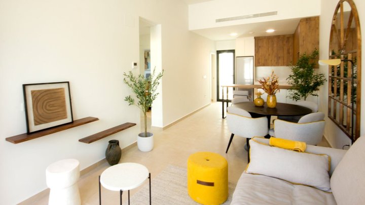 Obergeschoss-Wohnungen mit 3 Schlafzimmern, 2 Bädern, Dachterrasse, Kfz-Stellplatz und Gemeinschaftspool
