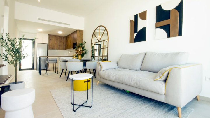 Obergeschoss-Wohnungen mit 3 Schlafzimmern, 2 Bädern, Dachterrasse, Kfz-Stellplatz und Gemeinschaftspool