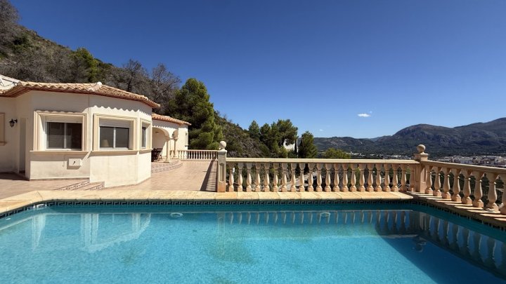 Villa mit 2 Schlafzimmern, 2 Bädern und Pool in ruhiger und naturnaher Lage am Monte Mostalla