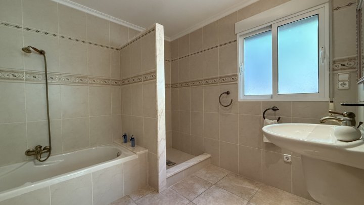 Villa mit 2 Schlafzimmern, 2 Bädern und Pool in ruhiger und naturnaher Lage am Monte Mostalla