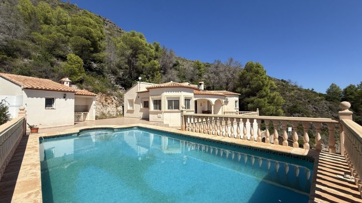 Villa mit 2 Schlafzimmern, 2 Bädern und Pool in ruhiger und naturnaher Lage am Monte Mostalla