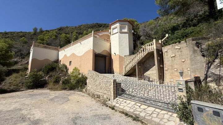 Villa mit 2 Schlafzimmern, 2 Bädern und Pool in ruhiger und naturnaher Lage am Monte Mostalla