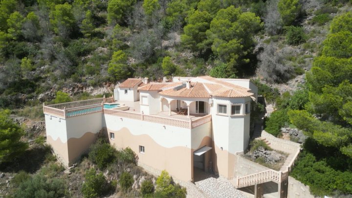 Villa mit 2 Schlafzimmern, 2 Bädern und Pool in ruhiger und naturnaher Lage am Monte Mostalla