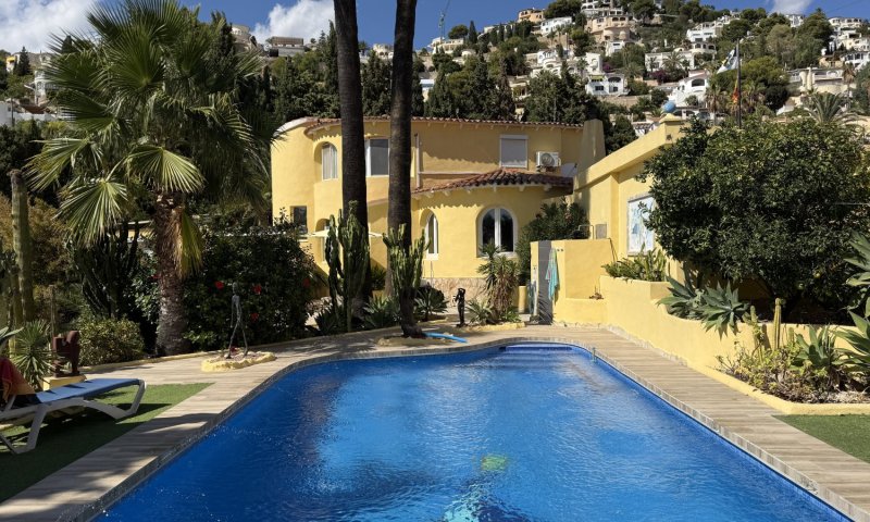 Große Villa auf Eckgrundstück mit Pool und Doppelgarage in Top-Lage in Benissa Montemar