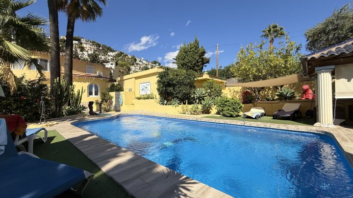 Große Villa auf Eckgrundstück mit Pool und Doppelgarage in Top-Lage in Benissa Montemar