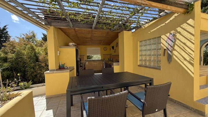 Große Villa auf Eckgrundstück mit Pool und Doppelgarage in Top-Lage in Benissa Montemar