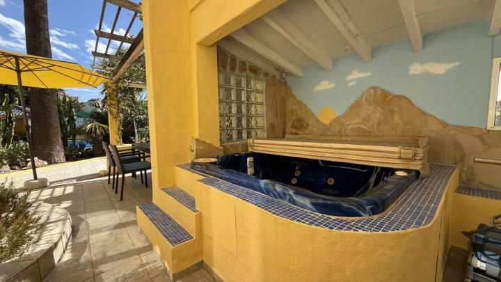 Große Villa auf Eckgrundstück mit Pool und Doppelgarage in Top-Lage in Benissa Montemar