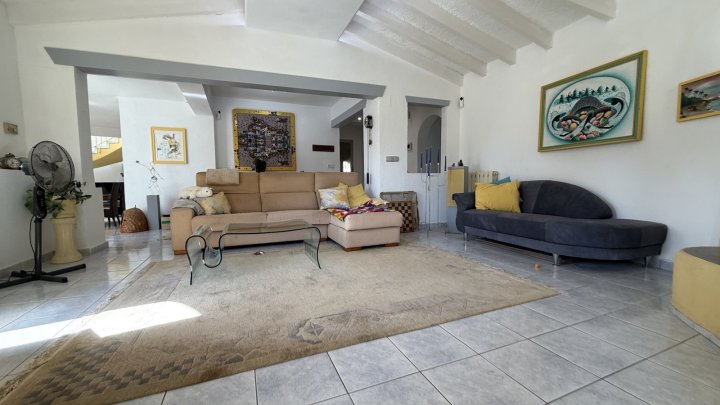 Große Villa auf Eckgrundstück mit Pool und Doppelgarage in Top-Lage in Benissa Montemar