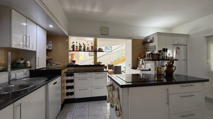 Große Villa auf Eckgrundstück mit Pool und Doppelgarage in Top-Lage in Benissa Montemar