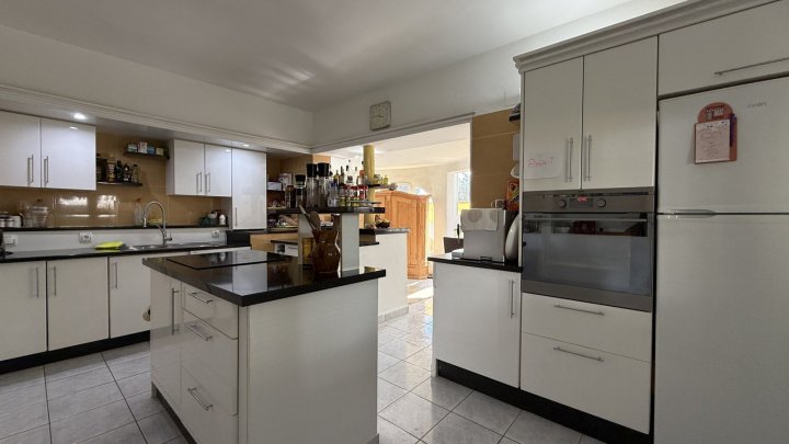 Große Villa auf Eckgrundstück mit Pool und Doppelgarage in Top-Lage in Benissa Montemar