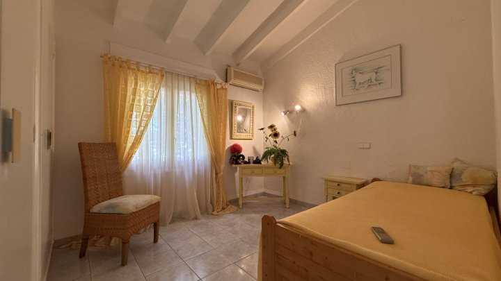 Große Villa auf Eckgrundstück mit Pool und Doppelgarage in Top-Lage in Benissa Montemar