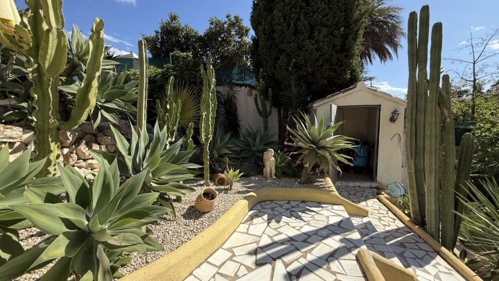 Große Villa auf Eckgrundstück mit Pool und Doppelgarage in Top-Lage in Benissa Montemar