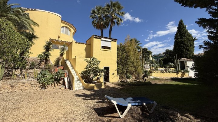 Große Villa auf Eckgrundstück mit Pool und Doppelgarage in Top-Lage in Benissa Montemar