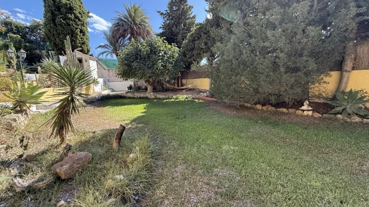 Große Villa auf Eckgrundstück mit Pool und Doppelgarage in Top-Lage in Benissa Montemar