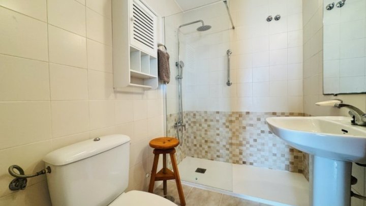 Appartement mit 1 Schlafzimmer, 1 Bad, Tiefgaragenstellplatz, Gemeinschaftspool und tollem Meerblick