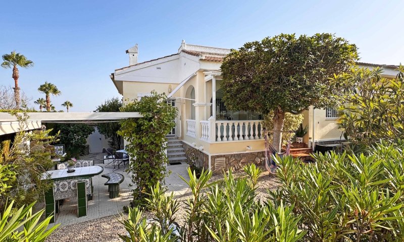 Endreihenhaus mit 3 Schlafzimmern, 2 Bädern, Dachterrasse, Klimaanlage und Gemeinschaftspool