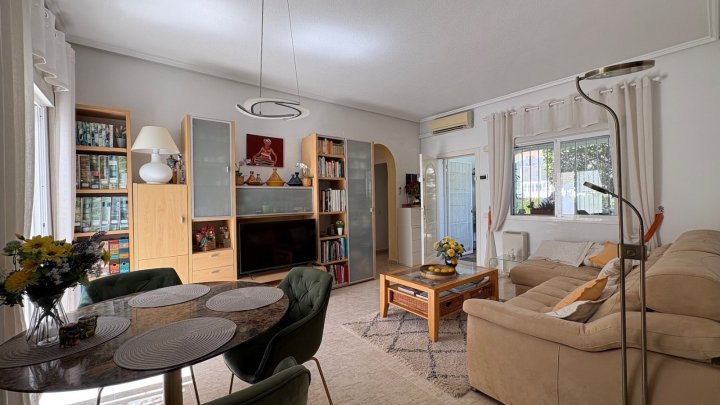 Endreihenhaus mit 3 Schlafzimmern, 2 Bädern, Dachterrasse, Klimaanlage und Gemeinschaftspool