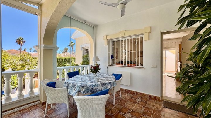 Endreihenhaus mit 3 Schlafzimmern, 2 Bädern, Dachterrasse, Klimaanlage und Gemeinschaftspool