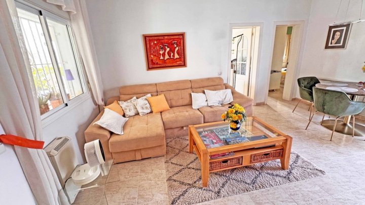 Endreihenhaus mit 3 Schlafzimmern, 2 Bädern, Dachterrasse, Klimaanlage und Gemeinschaftspool