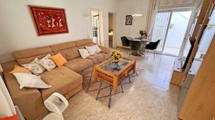 Endreihenhaus mit 3 Schlafzimmern, 2 Bädern, Dachterrasse, Klimaanlage und Gemeinschaftspool