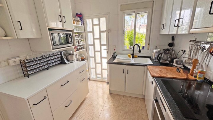 Endreihenhaus mit 3 Schlafzimmern, 2 Bädern, Dachterrasse, Klimaanlage und Gemeinschaftspool