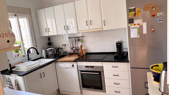 Endreihenhaus mit 3 Schlafzimmern, 2 Bädern, Dachterrasse, Klimaanlage und Gemeinschaftspool