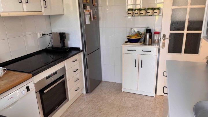 Endreihenhaus mit 3 Schlafzimmern, 2 Bädern, Dachterrasse, Klimaanlage und Gemeinschaftspool