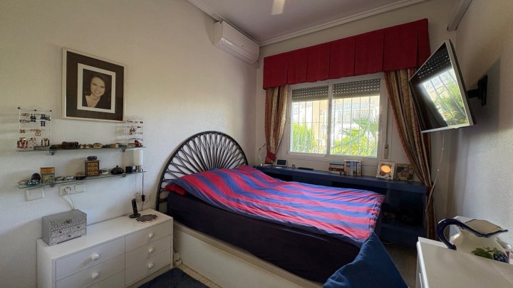 Endreihenhaus mit 3 Schlafzimmern, 2 Bädern, Dachterrasse, Klimaanlage und Gemeinschaftspool