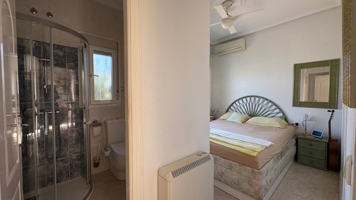 Endreihenhaus mit 3 Schlafzimmern, 2 Bädern, Dachterrasse, Klimaanlage und Gemeinschaftspool