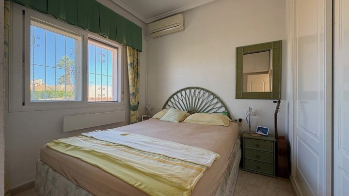 Endreihenhaus mit 3 Schlafzimmern, 2 Bädern, Dachterrasse, Klimaanlage und Gemeinschaftspool