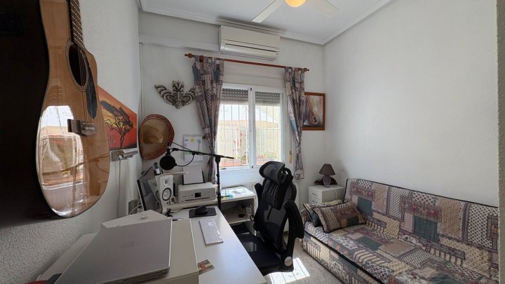 Endreihenhaus mit 3 Schlafzimmern, 2 Bädern, Dachterrasse, Klimaanlage und Gemeinschaftspool