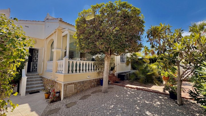 Endreihenhaus mit 3 Schlafzimmern, 2 Bädern, Dachterrasse, Klimaanlage und Gemeinschaftspool