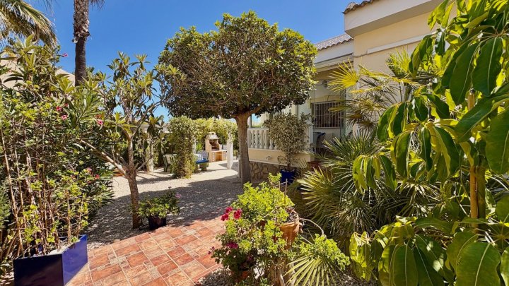 Endreihenhaus mit 3 Schlafzimmern, 2 Bädern, Dachterrasse, Klimaanlage und Gemeinschaftspool