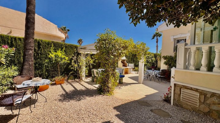 Endreihenhaus mit 3 Schlafzimmern, 2 Bädern, Dachterrasse, Klimaanlage und Gemeinschaftspool
