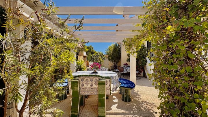 Endreihenhaus mit 3 Schlafzimmern, 2 Bädern, Dachterrasse, Klimaanlage und Gemeinschaftspool