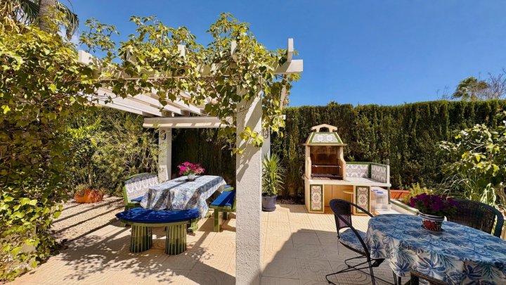 Endreihenhaus mit 3 Schlafzimmern, 2 Bädern, Dachterrasse, Klimaanlage und Gemeinschaftspool
