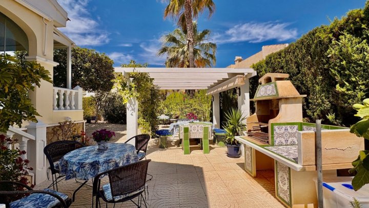 Endreihenhaus mit 3 Schlafzimmern, 2 Bädern, Dachterrasse, Klimaanlage und Gemeinschaftspool