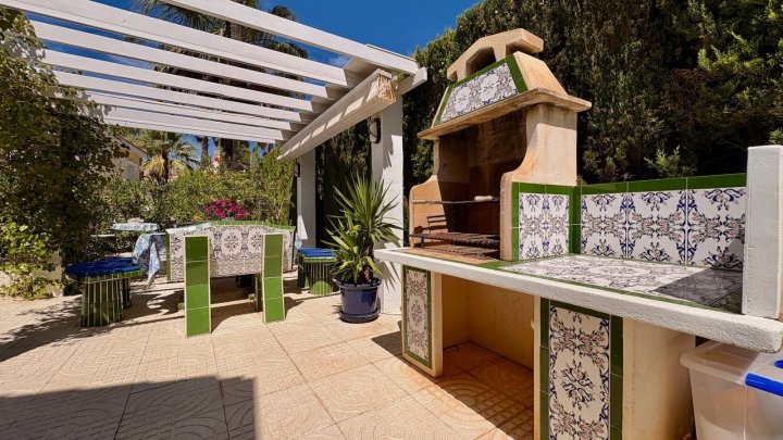 Endreihenhaus mit 3 Schlafzimmern, 2 Bädern, Dachterrasse, Klimaanlage und Gemeinschaftspool