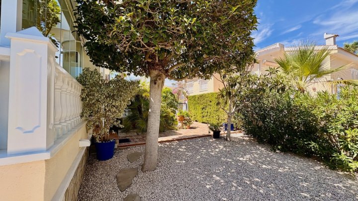 Endreihenhaus mit 3 Schlafzimmern, 2 Bädern, Dachterrasse, Klimaanlage und Gemeinschaftspool