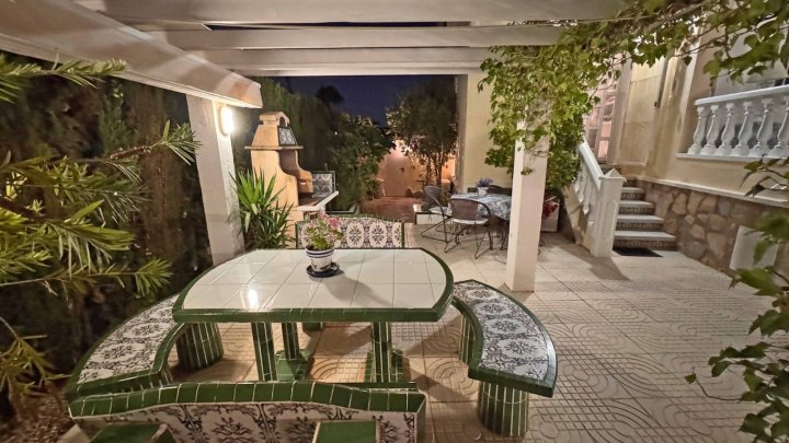 Endreihenhaus mit 3 Schlafzimmern, 2 Bädern, Dachterrasse, Klimaanlage und Gemeinschaftspool