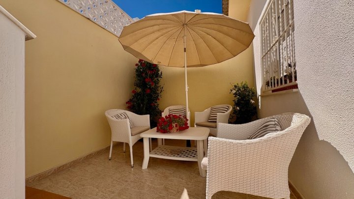 Endreihenhaus mit 3 Schlafzimmern, 2 Bädern, Dachterrasse, Klimaanlage und Gemeinschaftspool