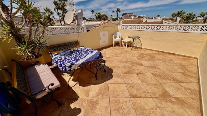 Endreihenhaus mit 3 Schlafzimmern, 2 Bädern, Dachterrasse, Klimaanlage und Gemeinschaftspool