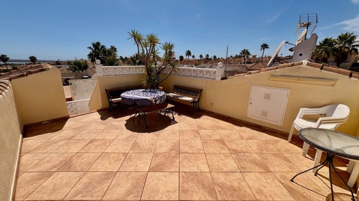 Endreihenhaus mit 3 Schlafzimmern, 2 Bädern, Dachterrasse, Klimaanlage und Gemeinschaftspool